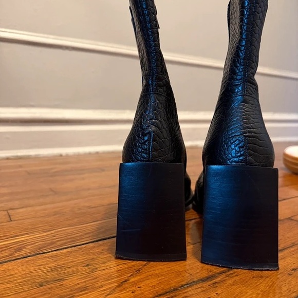 Chic Black Textured Heeled Boots - Picture 2 of 2